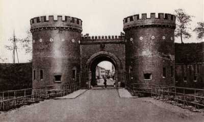 (1900-1910) Brama Warszawska za Rynkiem Śródeckim. (1900-1910) Brama Warszawska za Rynkiem Śródeckim.