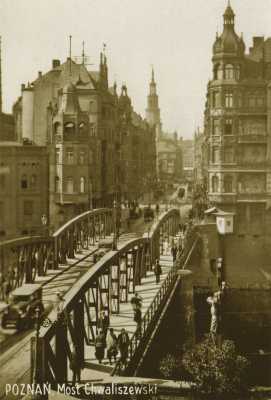 (1919-1939) Most Chwaliszewski i ul. Wielka, w głębi wieża Ratusza. (1919-1939) Most Chwaliszewski i ul. Wielka, w głębi wieża Ratusza.