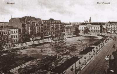(1919-1937) Plac Wolności. Od prawej widoczne budynki Bazaru, Muzeum Wielkopolskiego, Biblioteki Raczyńskich i Domu Przemysłowego. Od lewej budynek dawnej Komendantury Królewskiej. (1919-1937) Plac Wolności. Od prawej widoczne budynki Bazaru, Muzeum Wielkopolskiego, Biblioteki Raczyńskich i Domu Przemysłowego. Od lewej budynek dawnej Komendantury Królewskiej.