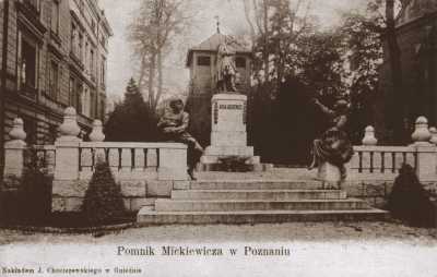 (1919-1939) Pomnik Adama Mickiewicza w ogrodzie przy kościele św. Marcina. (1919-1939) Pomnik Adama Mickiewicza w ogrodzie przy kościele św. Marcina.