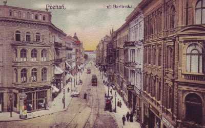 (1909) Ulica Berlińska (obecnie 27 Grudnia 1918 r.). Z lewej narożnikowa kamienica z Restauracją Metropol, w jej miejscu stoi dzisiaj Okrąglak. Dalej ciąg nieistniejących już kamienic, którymi Niemcy zastawili teatr, jaki postawił 