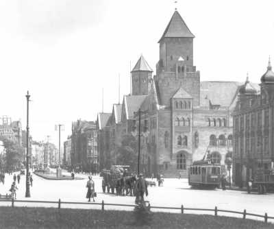(1919-1939) Widok na ul. Święty Marcin i fragment ul. Wjazdowej. Po prawej kamienice Benno Sametzy'ego oraz dalej budynki Starostwa Krajowego i Dyrekcji Poczty. (1919-1939) Widok na ul. Święty Marcin i fragment ul. Wjazdowej. Po prawej kamienice Benno Sametzy'ego oraz dalej budynki Starostwa Krajowego i Dyrekcji Poczty.